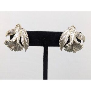 Vintage Signed Lisner Brushed Gold Tone Lily Flower Clip‎ On Earrings